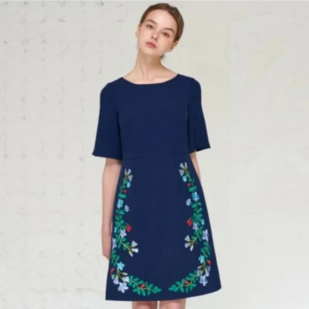 ADRIANNA PAPELL Nwot Short Sleeve Sheath Dress w/ Embroidered Flowers, Size 8 - Picture 2 of 16